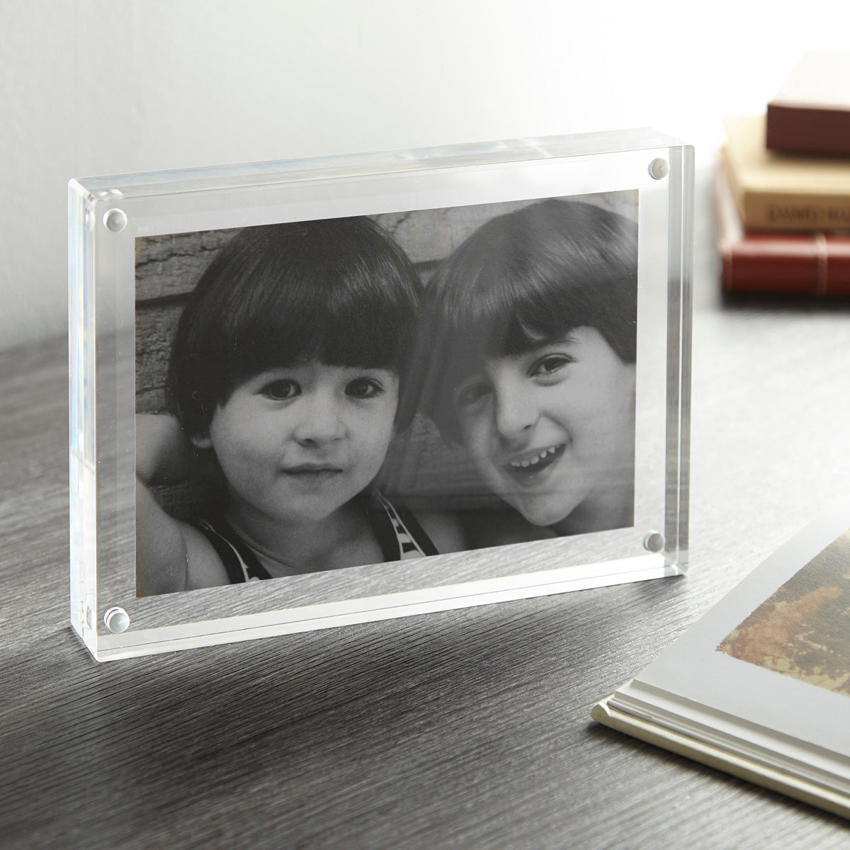 Acrylic 5 X 7 Magnetic Heavy Pic Frame – Clear Home Decor